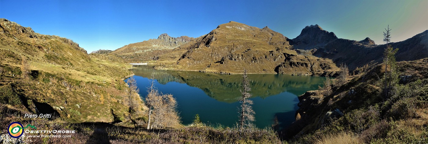 53 Sul sent. 216 dal Passo Laghi Gemelli verso il sent. 215 con vista sui Laghi Gemelli.jpg